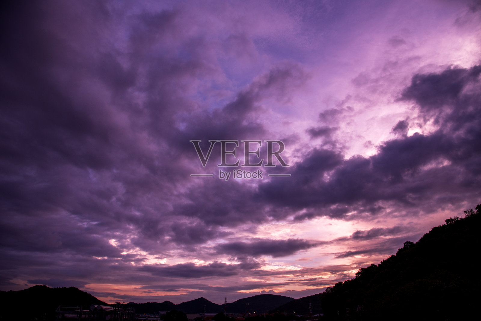 紫色的天空在早晨的风景鲜艳多彩的蓝天在夏天的日出时间。自然景观优美。美丽的紫天空浪漫戏剧性的景观多云的户外天堂在日落照片摄影图片