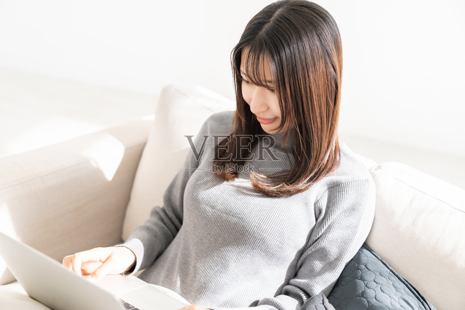 年轻的亚洲女性正在使用笔记本电脑照片摄影图片