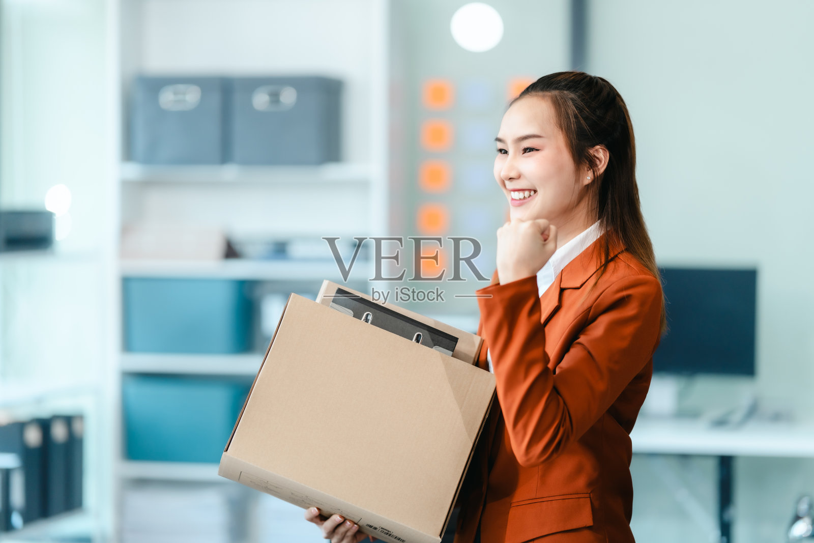 在办公室里，镜头捕捉到主管在签署辞职信时，她小心而冷静地完成了协议。打包离开办公室。亚洲人。照片摄影图片