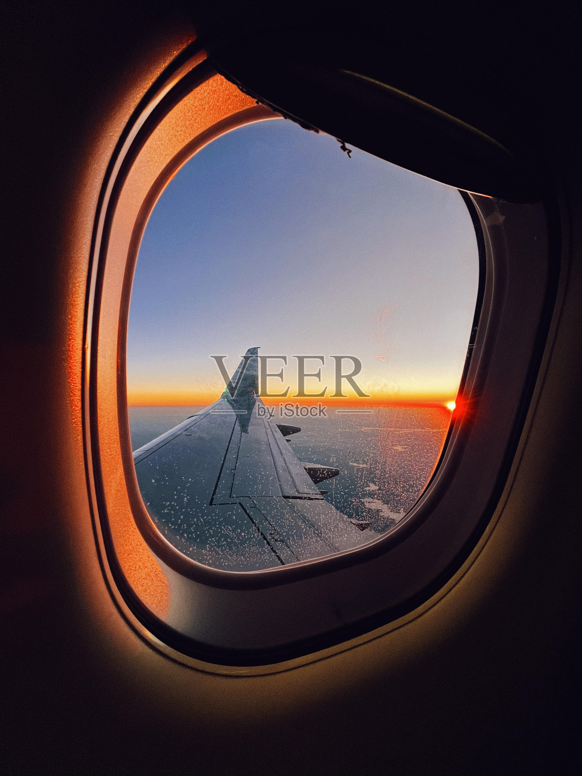 日落时飞机窗外的美景照片摄影图片
