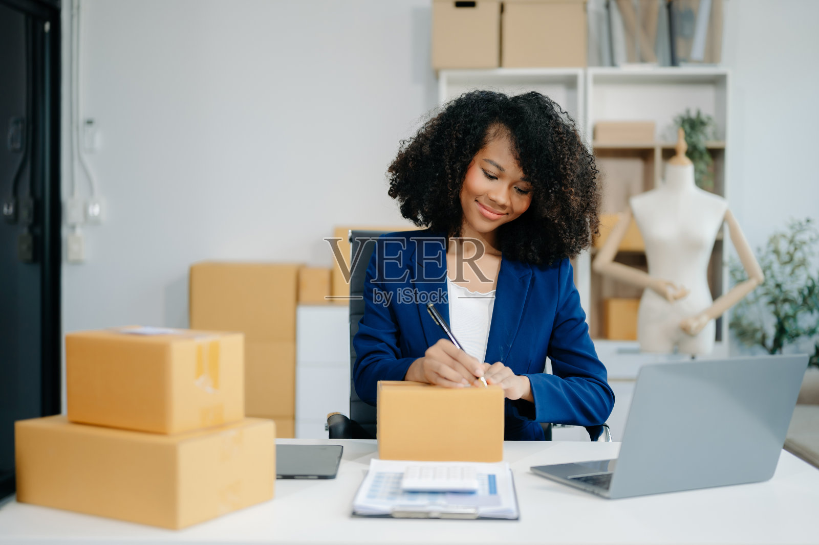 小企业企业家中小企业自由职业女性在家办公，BOX，平板电脑和笔记本电脑在线，营销，包装照片摄影图片