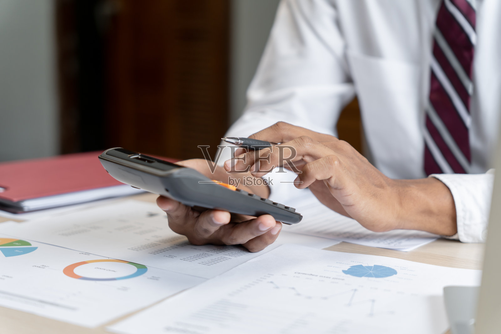 商人会计分析投资图表，发票和按计算器按钮的文件。会计簿记员ClerkÂ银行顾问和审计师的概念照片摄影图片