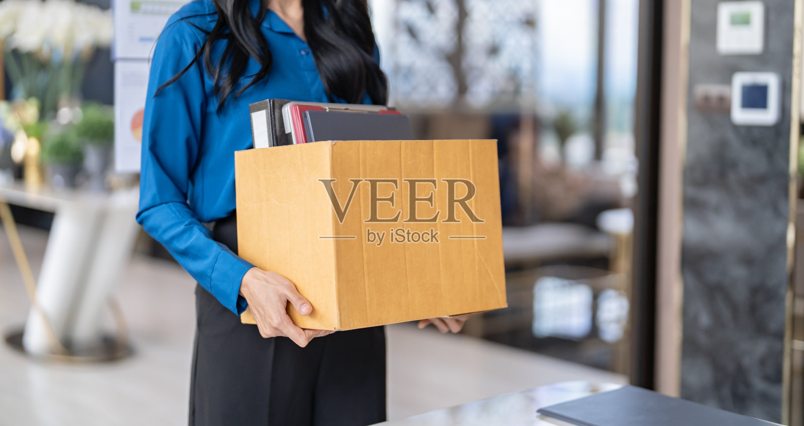 辞职亚洲商务女性在办公室投递辞职信和打包物品。换工作或被公司解雇照片摄影图片