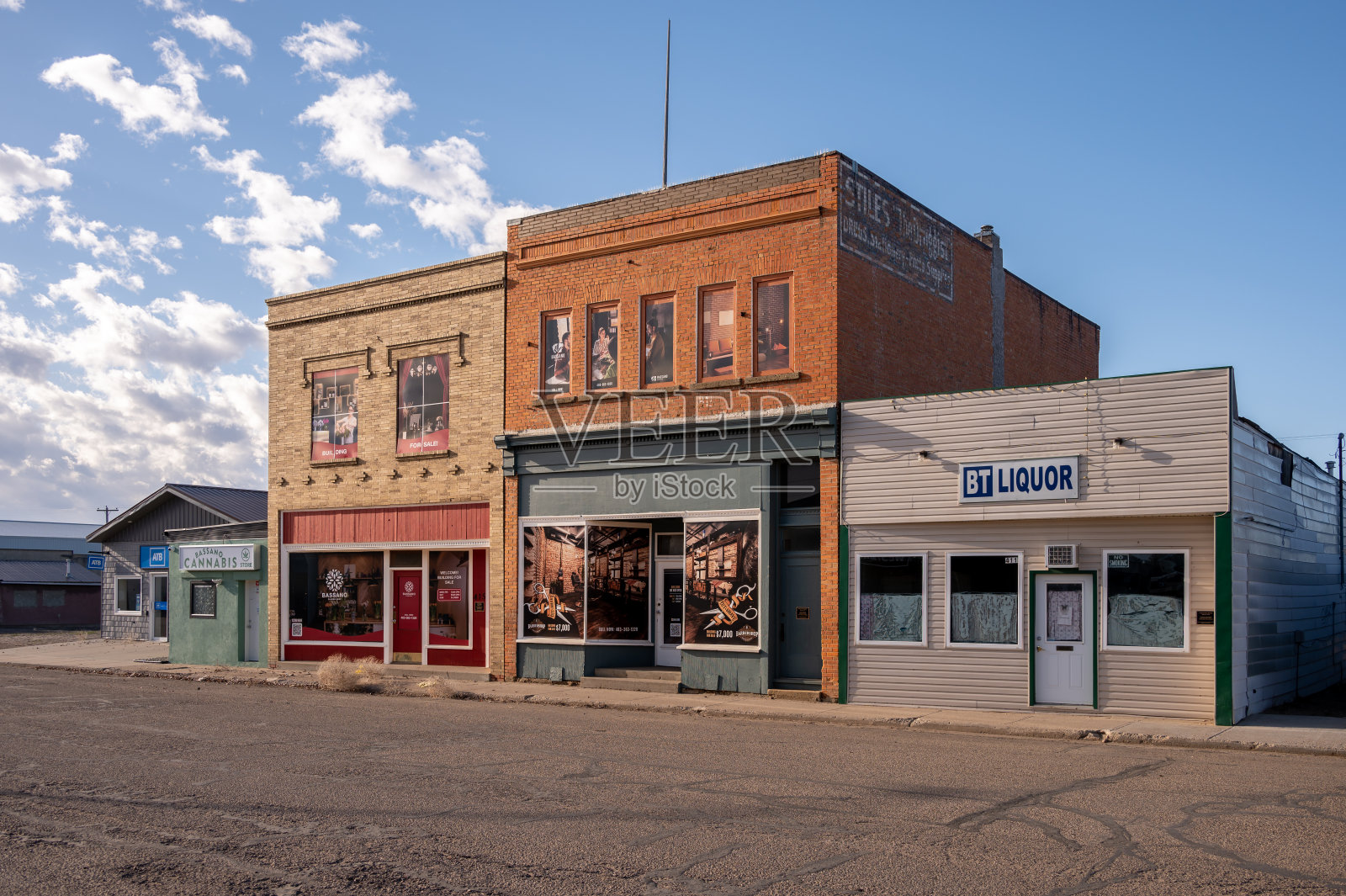 阿尔伯塔省巴萨诺市中心的店面照片摄影图片