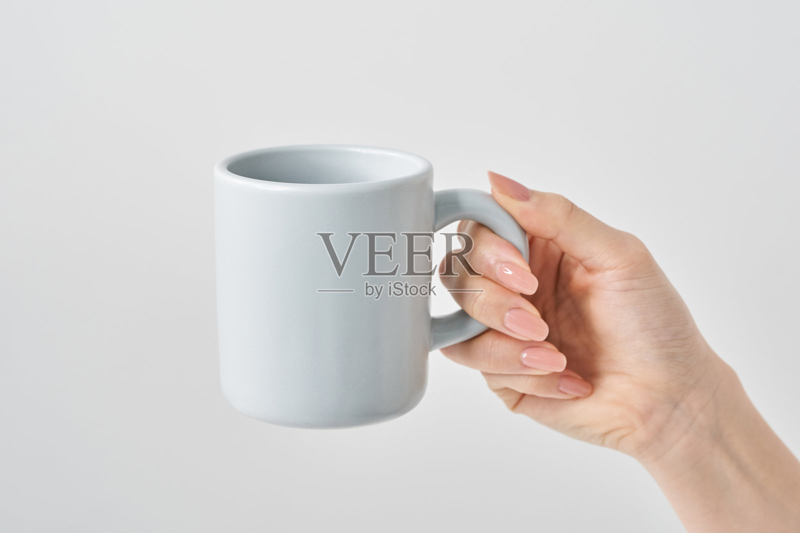 女人手里拿着杯子照片摄影图片