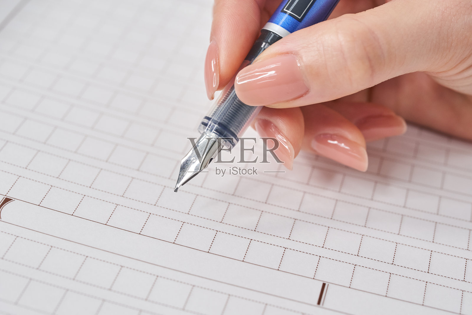 钢笔和手写纸照片摄影图片