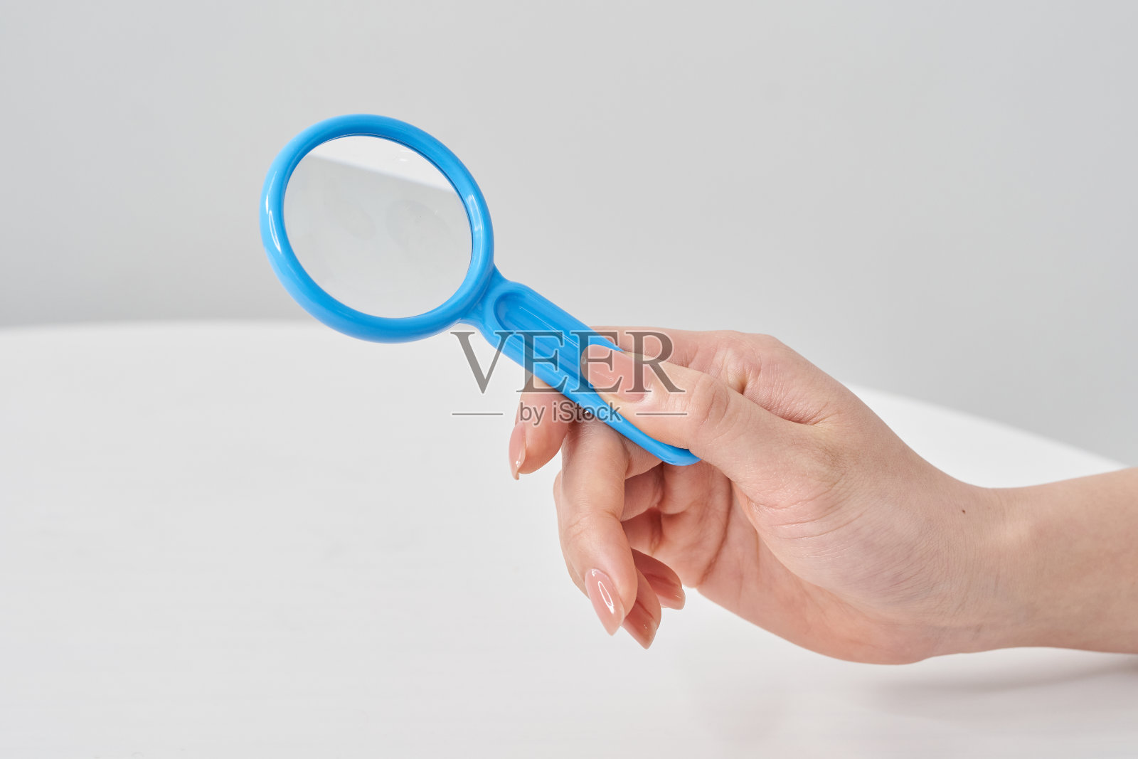 手持放大镜的女性照片摄影图片