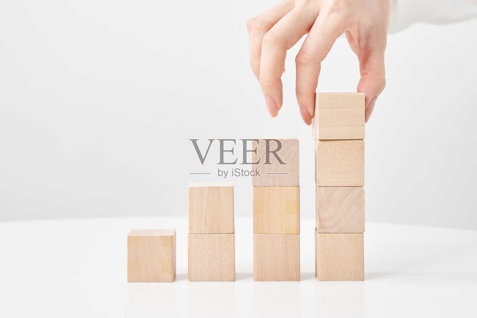 一个女人堆叠木块的手照片摄影图片