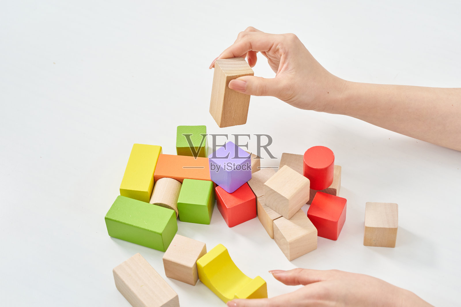 一个女人堆叠木块的手照片摄影图片