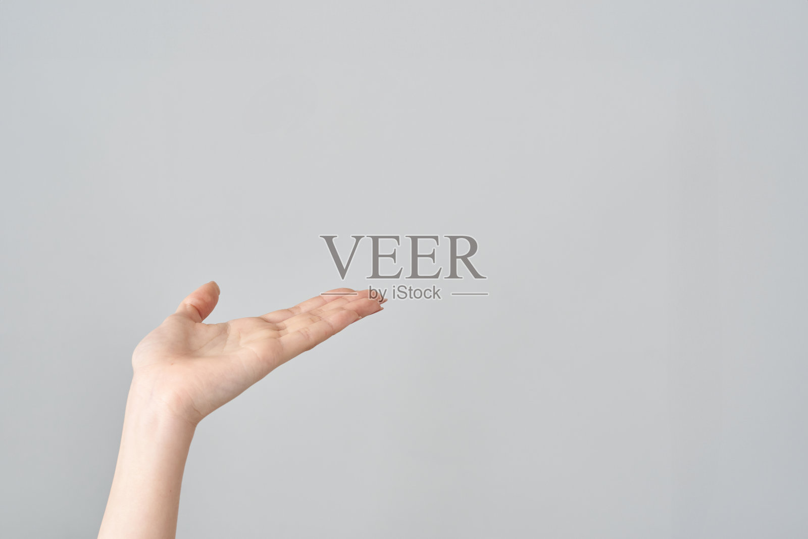 女人的手掌向上张开照片摄影图片