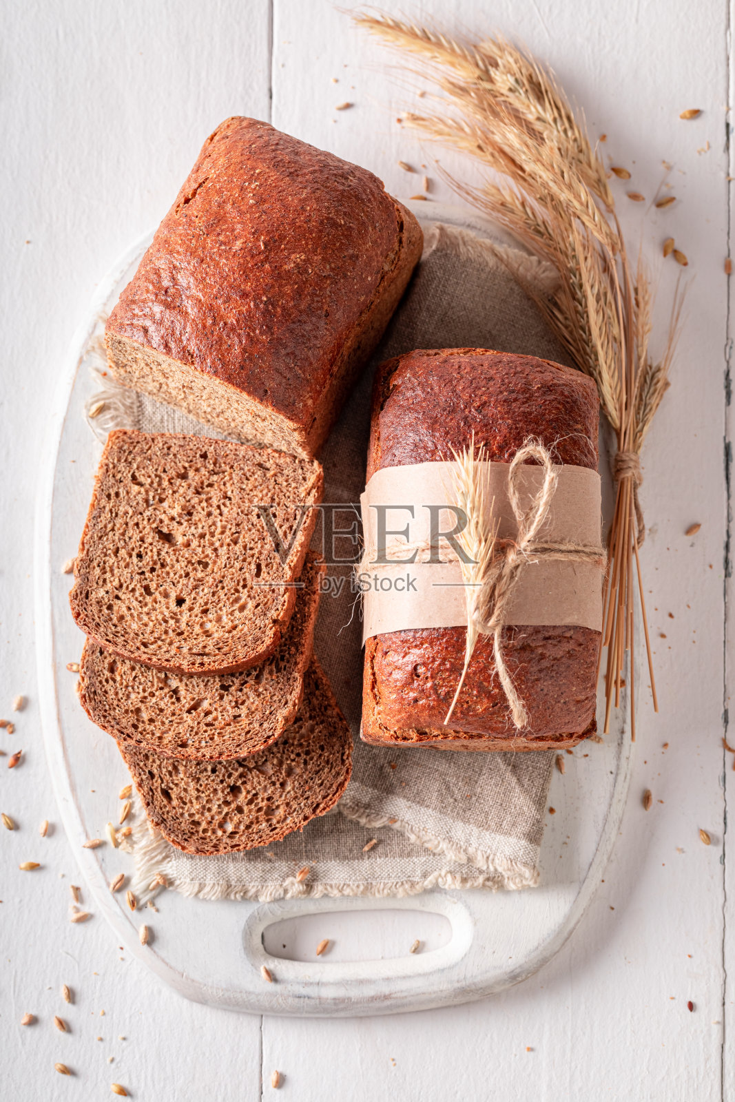 健康的有穗和谷物的面包。照片摄影图片