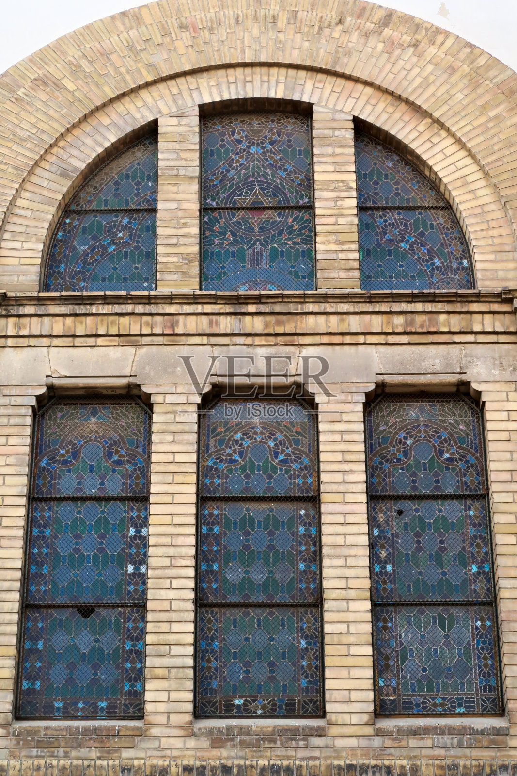 塞尔维亚，诺维萨德，从外面看，诺维萨德犹太教堂外立面的彩色玻璃窗照片摄影图片