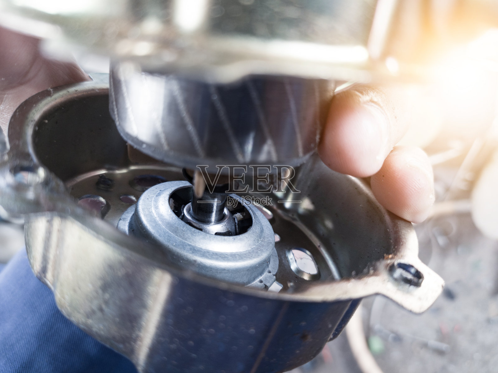 检查冷却风扇绕组外壳上的转子。照片摄影图片