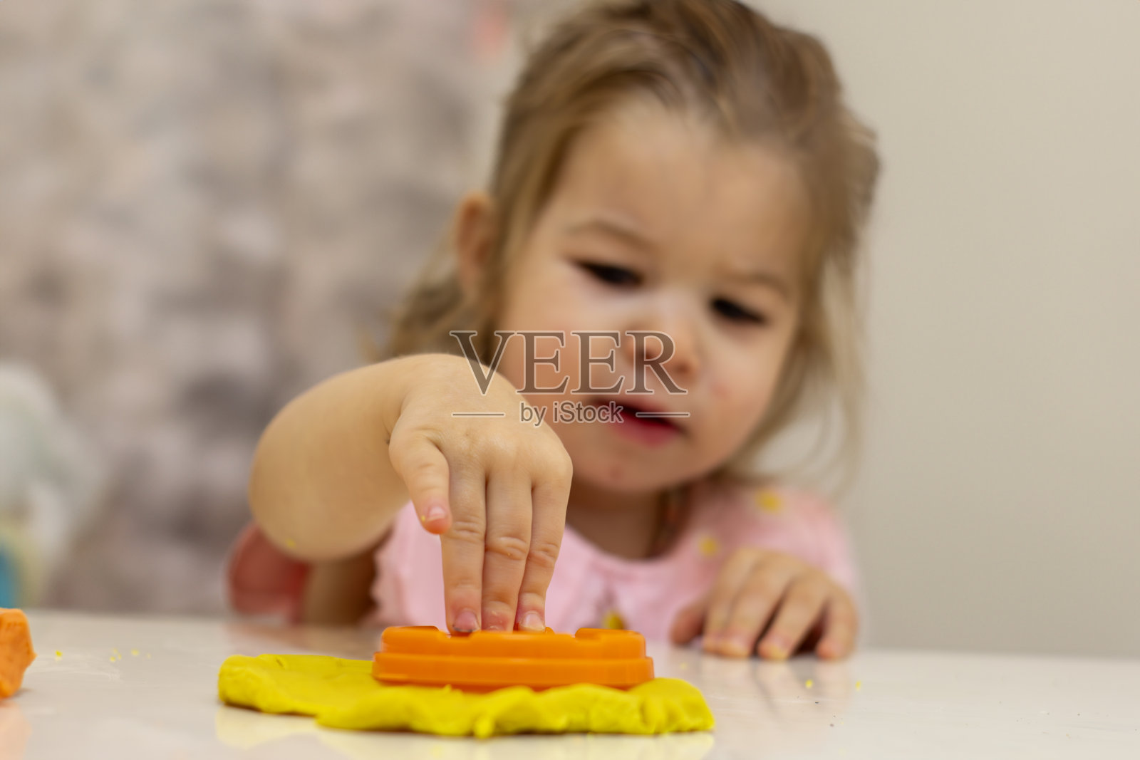 小女孩用充满活力的橡皮泥进行创造性游戏照片摄影图片