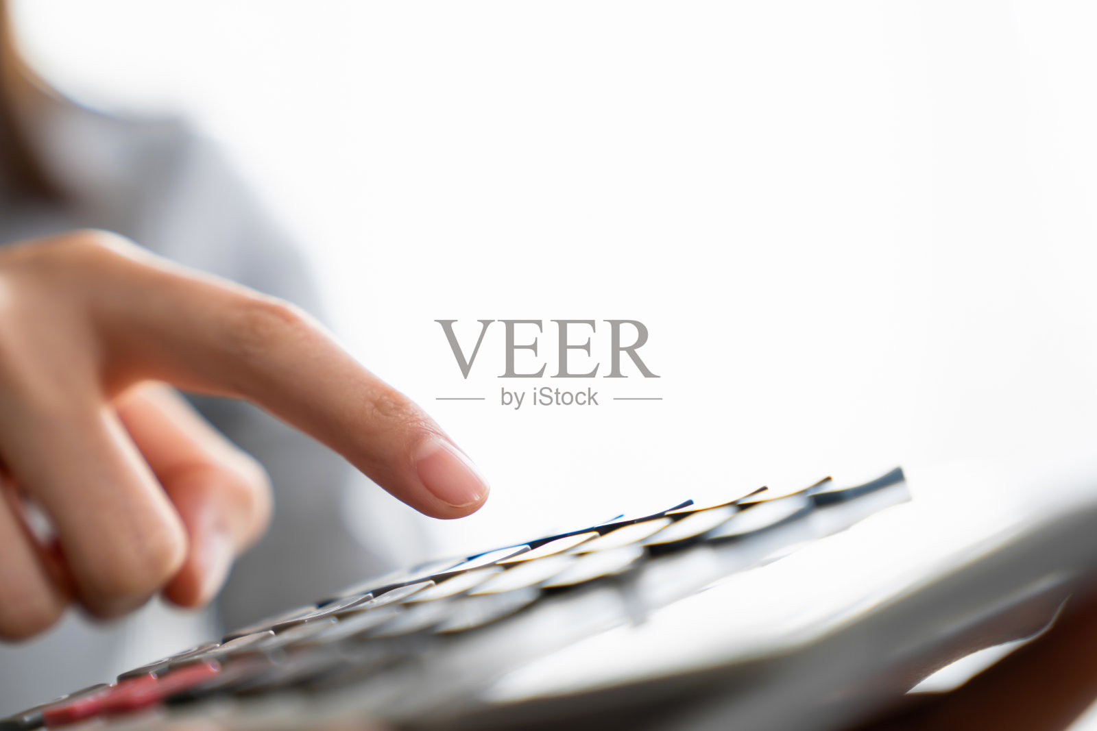 手持计算器，计算各种费用。照片摄影图片