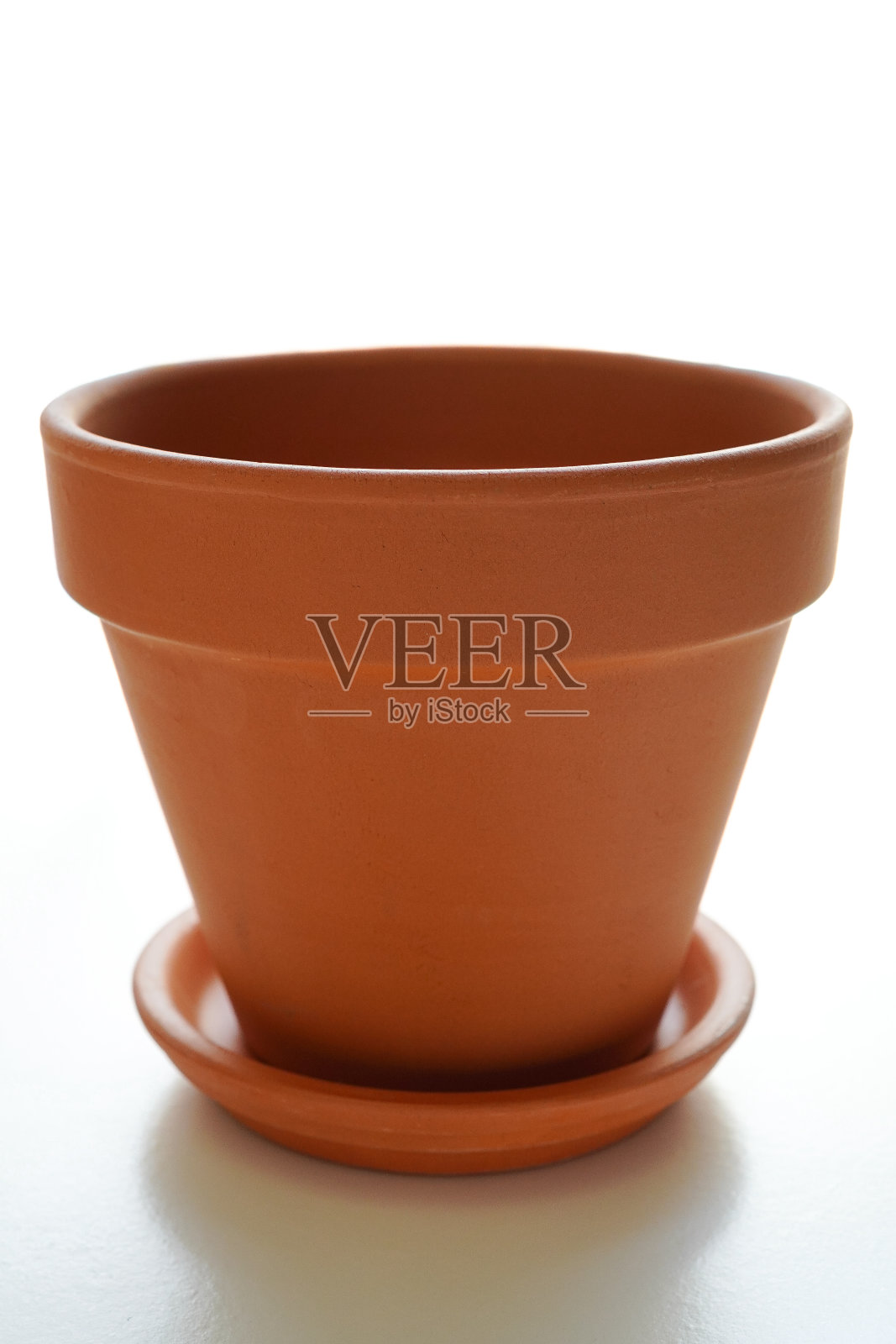 陶土花盆与碟子在白色背景，模型照片摄影图片