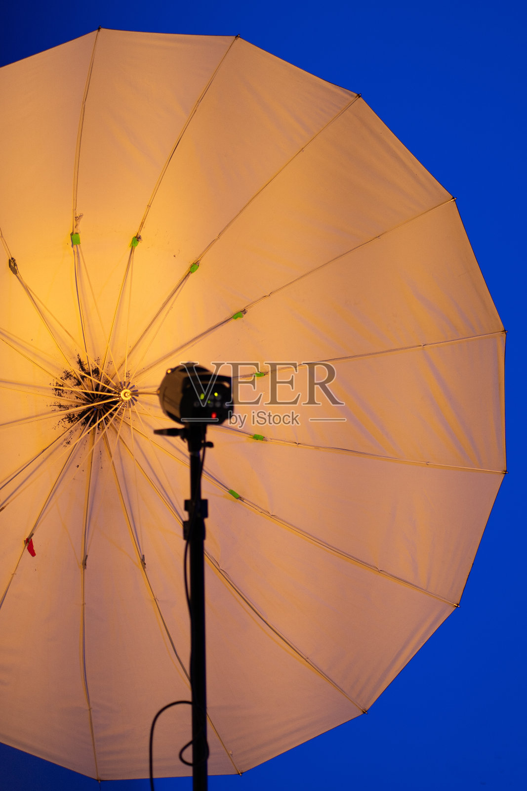 深蓝色背景上的黄色雨伞。极简主义。照片摄影图片