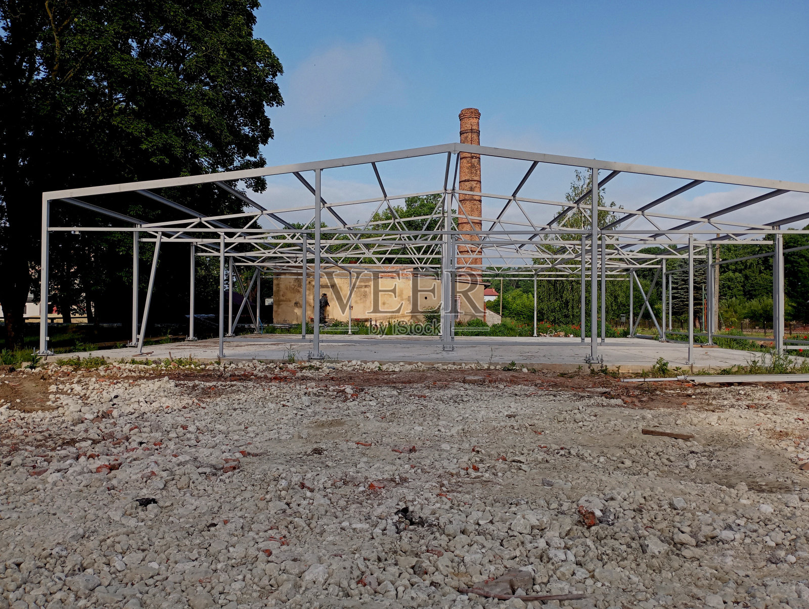 小镇未来购物中心的金属框架是建立在混凝土基础上的。贸易用的墙壁和天花板的金属结构。从金属结构出发的建筑主题。照片摄影图片