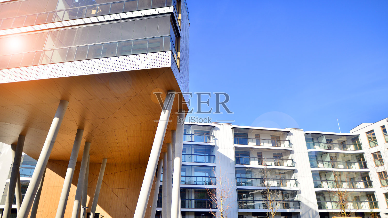 一栋具有独特建筑风格的公寓楼。照片摄影图片