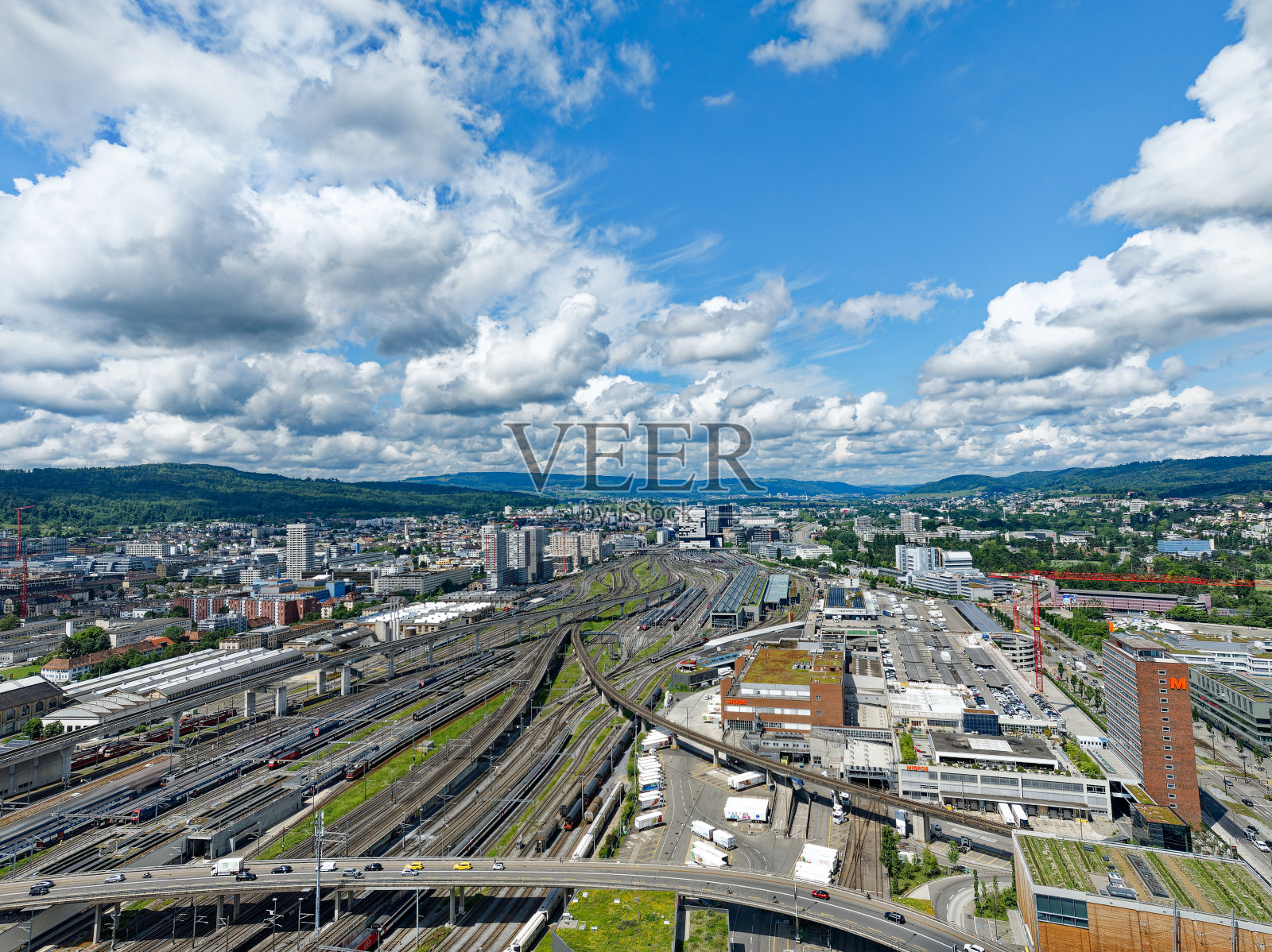 无人机视角的城市景观与地平线和蓝天白云在瑞士小镇。照片摄影图片