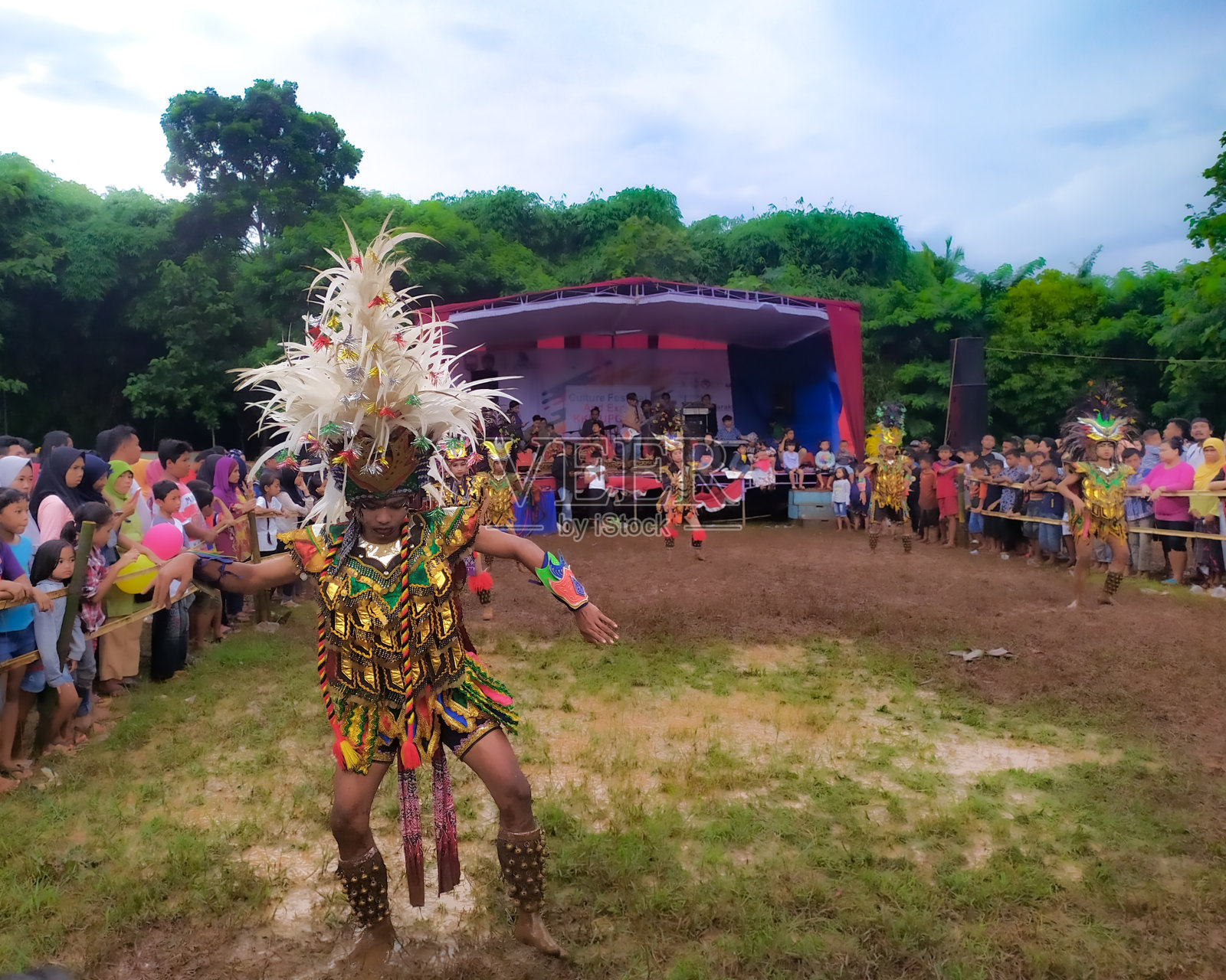 托鹏舞舞者在观众中间表演照片摄影图片