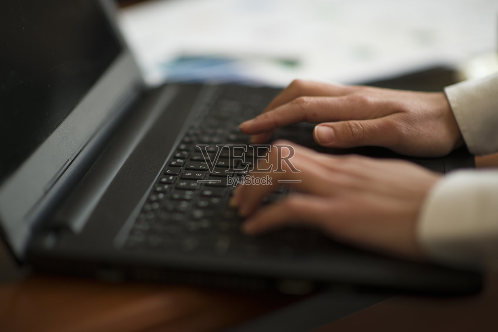 在办公环境中坐在办公桌前工作的女商人照片摄影图片