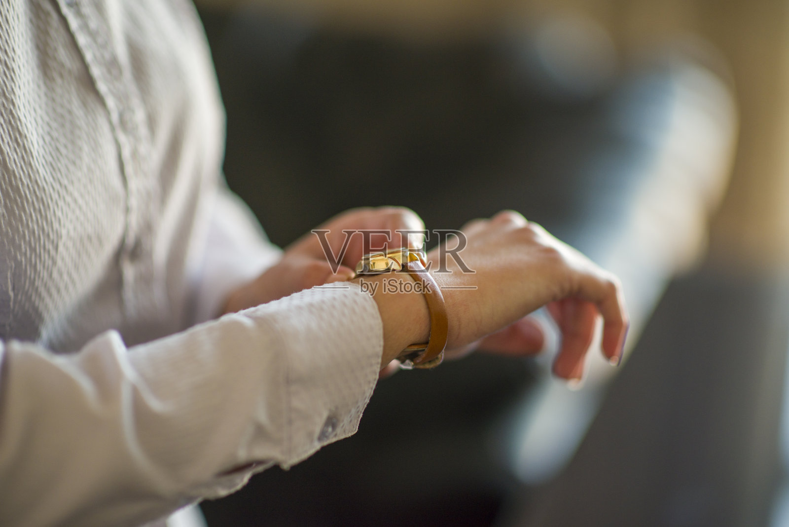 在办公环境中坐在办公桌前工作的女商人照片摄影图片
