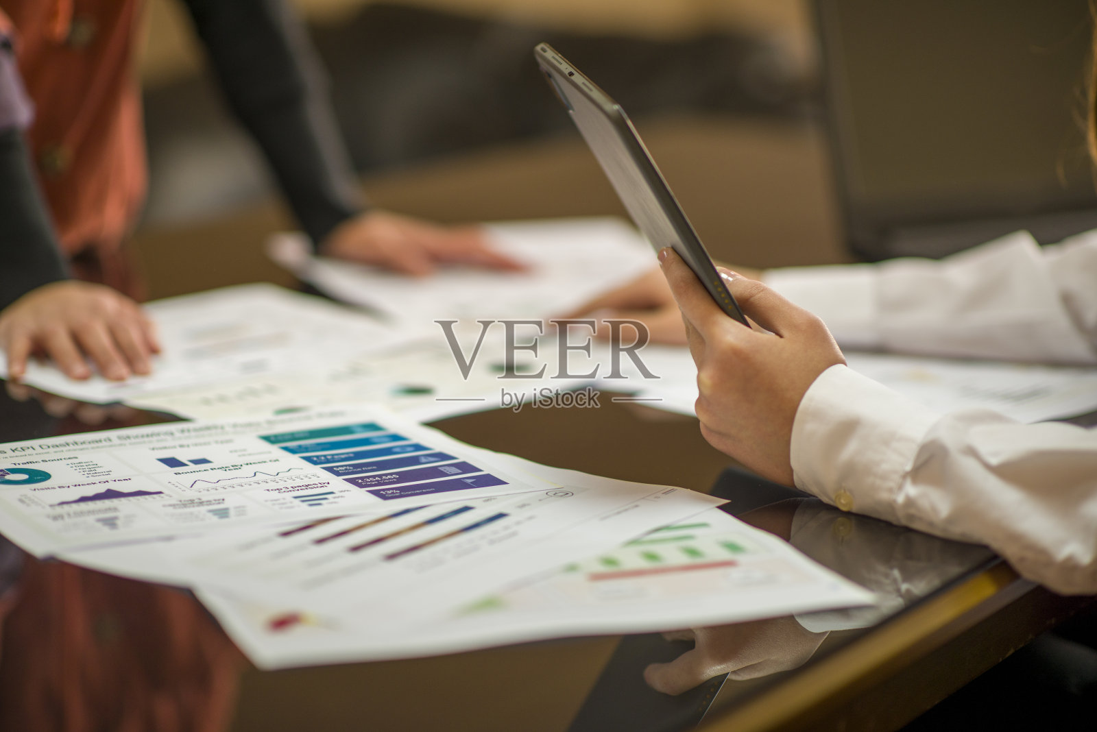 在办公室工作的女商人照片摄影图片