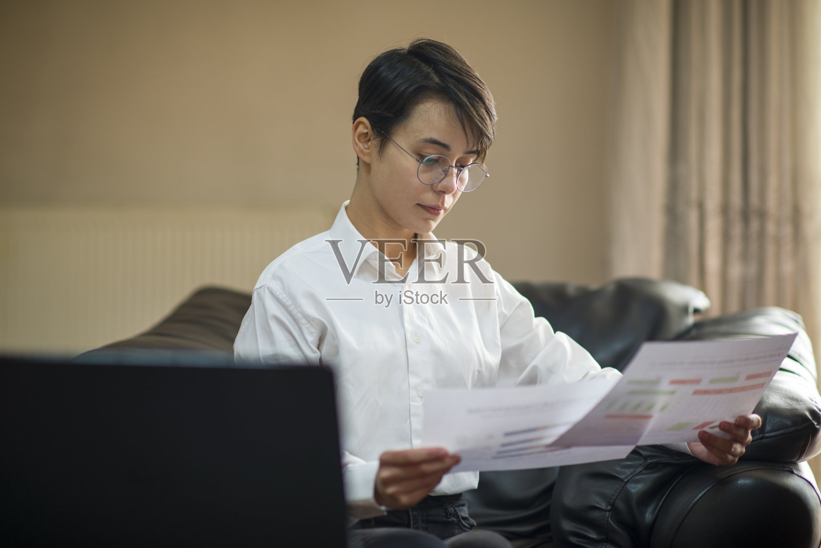 在办公环境中坐在办公桌前工作的女商人照片摄影图片