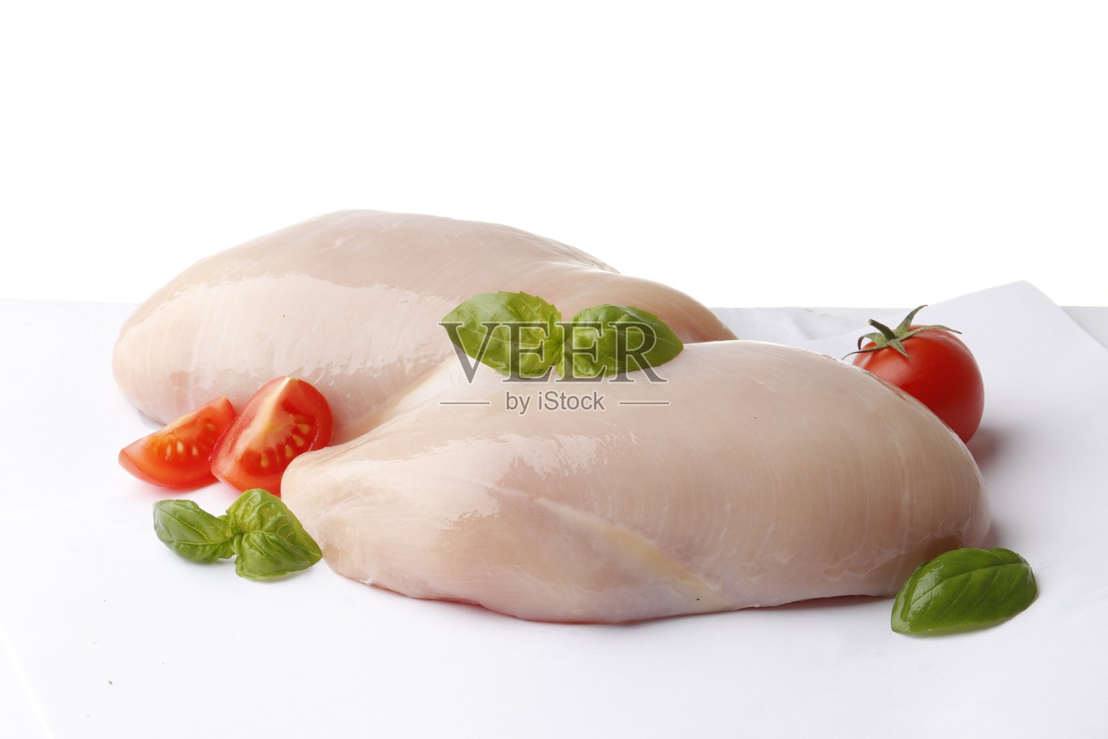 生鸡肉片与罗勒和番茄分离在白色背景照片摄影图片