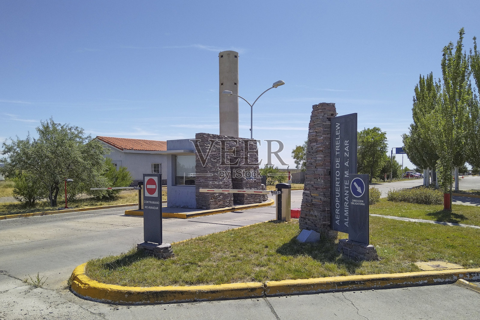 Trelew机场外部车辆入口，楚布特省，阿根廷照片摄影图片