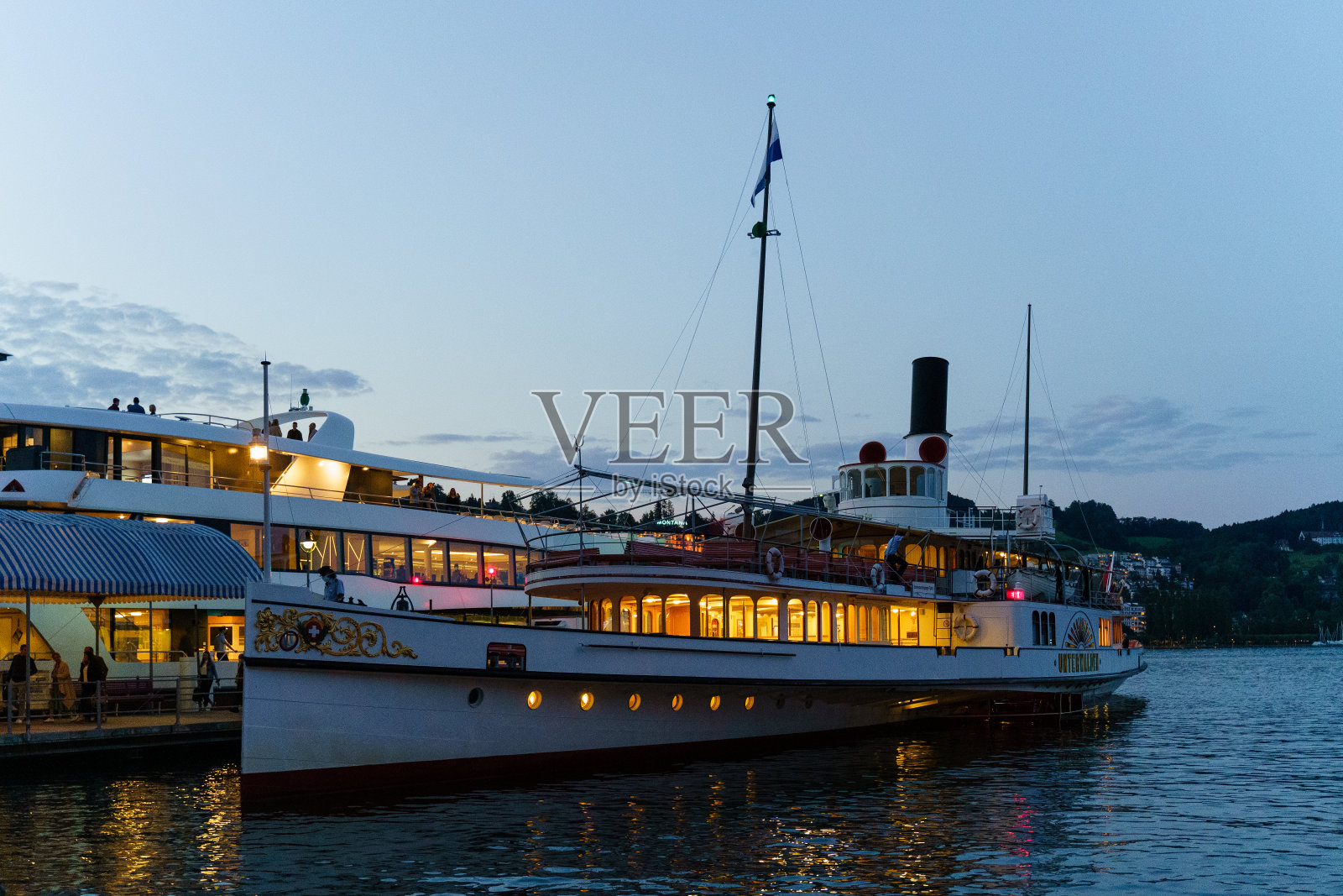 旅游汽船在卢塞恩湖，瑞士-股票照片照片摄影图片