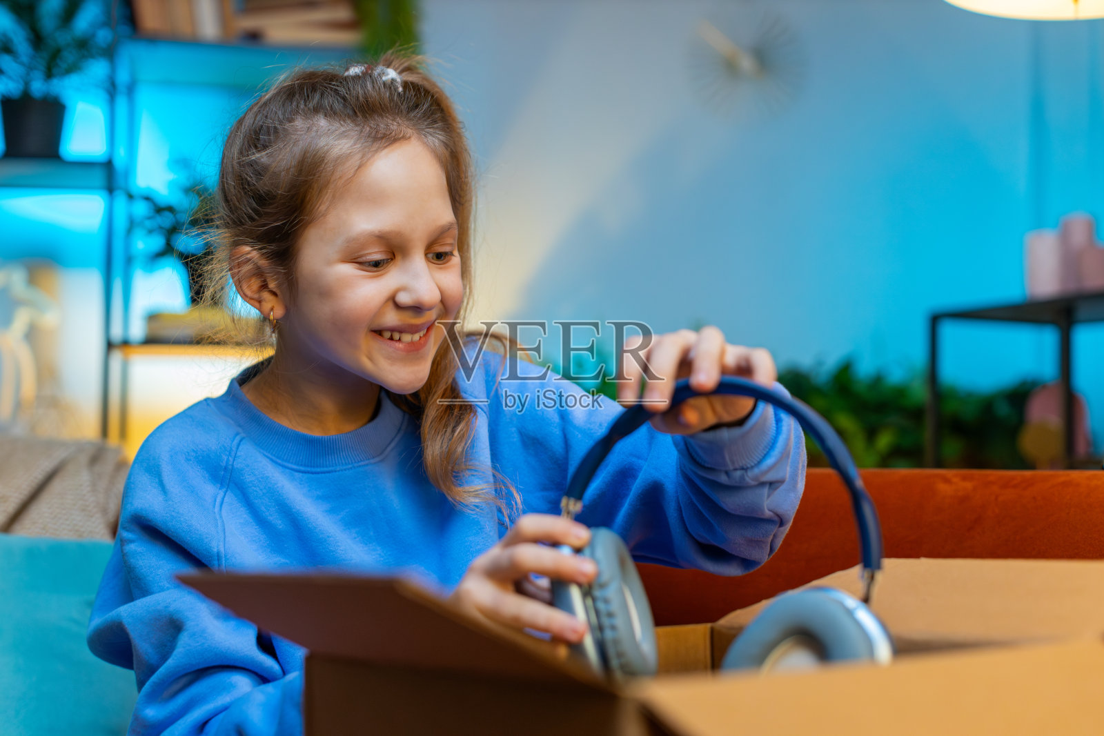 快乐的小女孩购物者打开纸箱，快递包裹在家里网购购买照片摄影图片