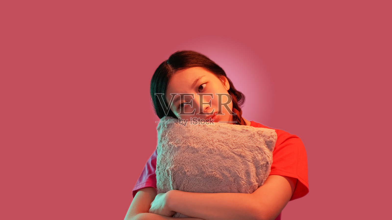 悲伤、痛苦、孤独、沮丧的女人和枕头照片摄影图片