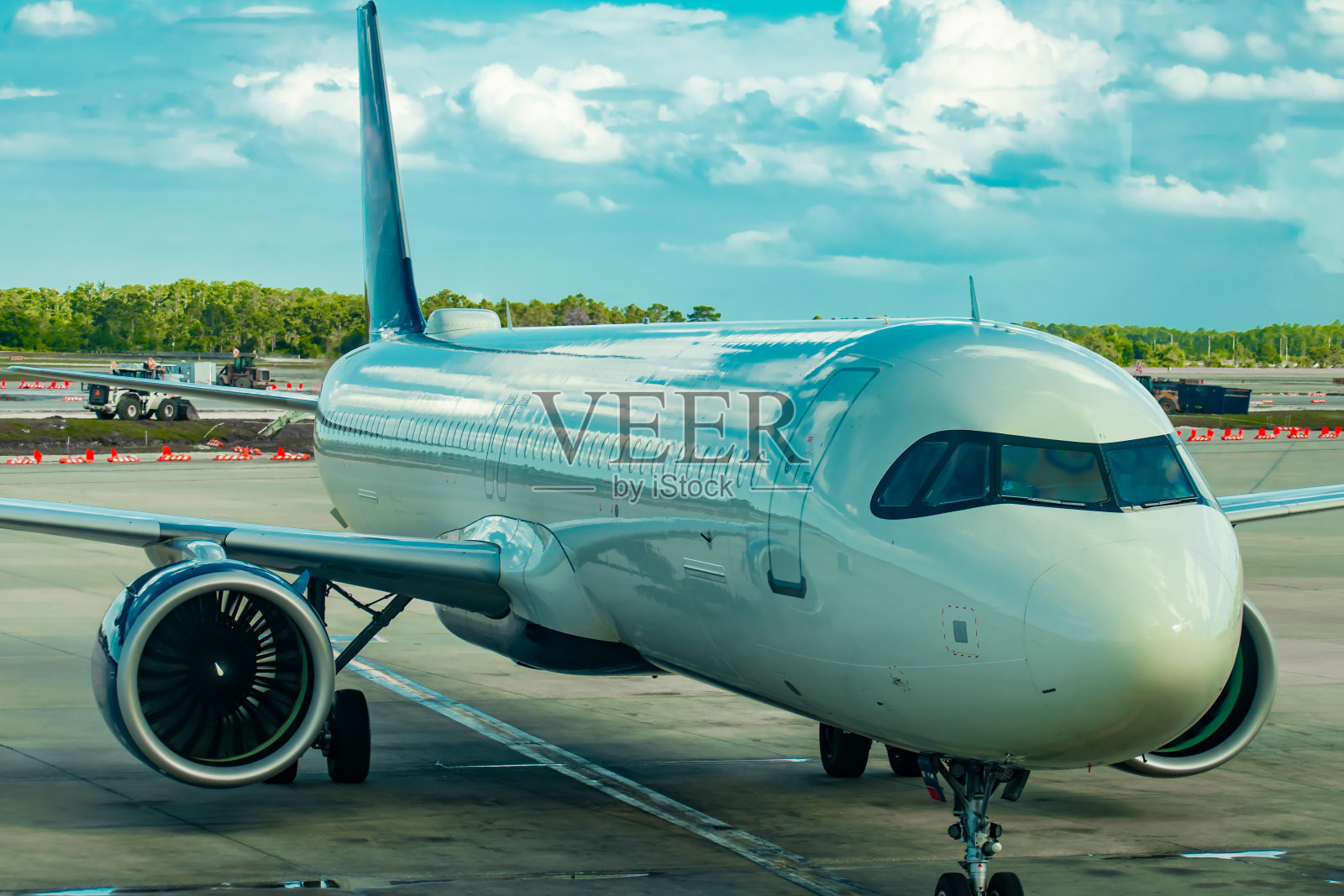 一架商用飞机停在机场。照片摄影图片