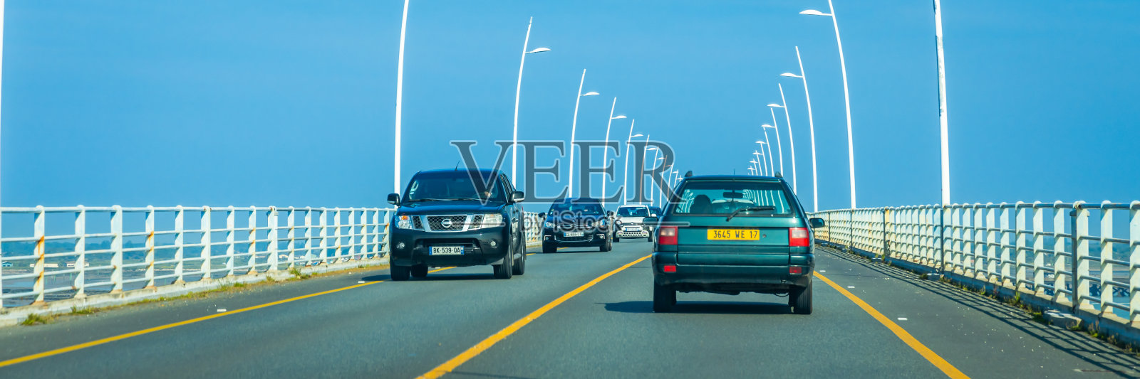 在Ile d' olsamron桥上行驶的汽车照片摄影图片