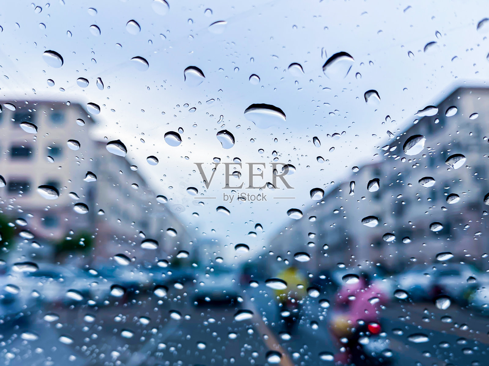 雨点落在汽车后视镜上的美丽画面。照片摄影图片