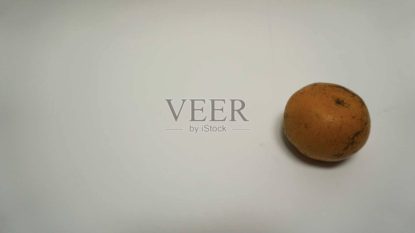 白色背景上的新鲜成熟的橘子照片摄影图片