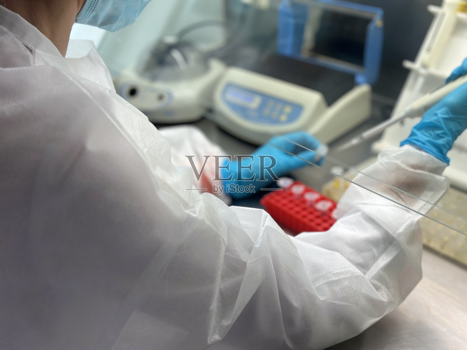 科学家在实验室分析医学样本照片摄影图片