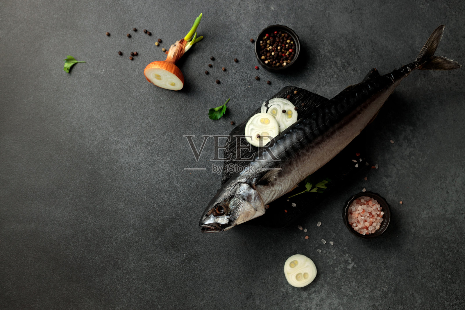 黑底黑砧板上的干鲭鱼鲱鱼照片摄影图片