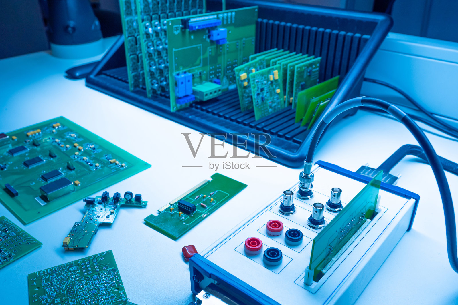 电气工程。办公室电子工程师。电子产品制造业。电子设备的测试。印刷电路板的垂直存储。电子设备用元件。芯片照片摄影图片