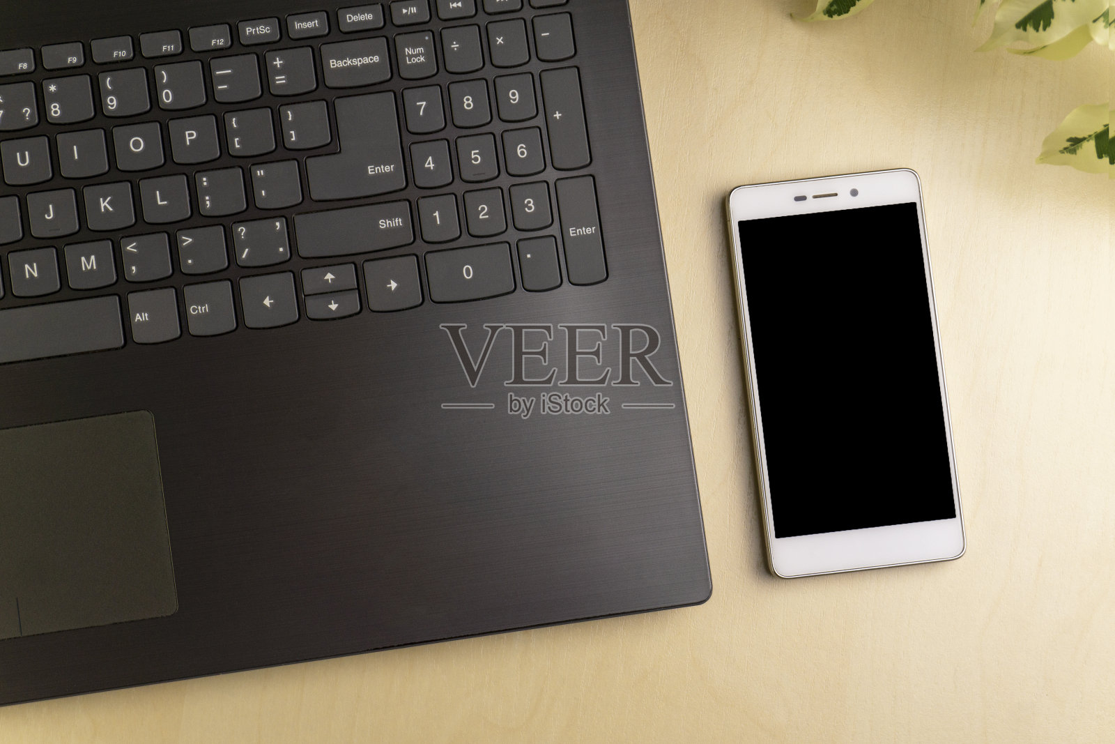 网上购物的概念。小快递箱，智能手机，购物袋，购物篮，手提电脑。本空间照片摄影图片