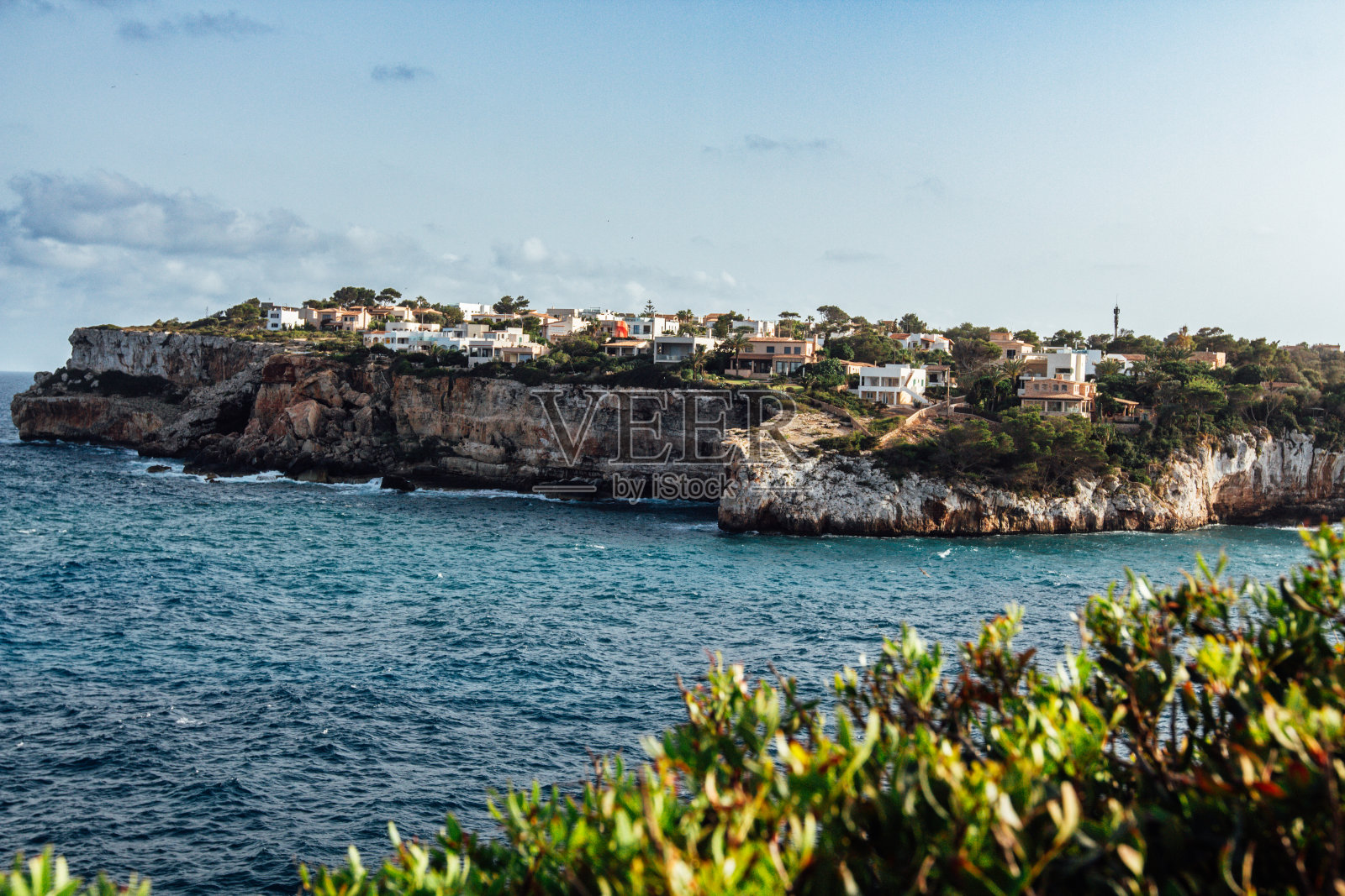 一座坐落在悬崖和波涛汹涌的大海上的城市照片摄影图片
