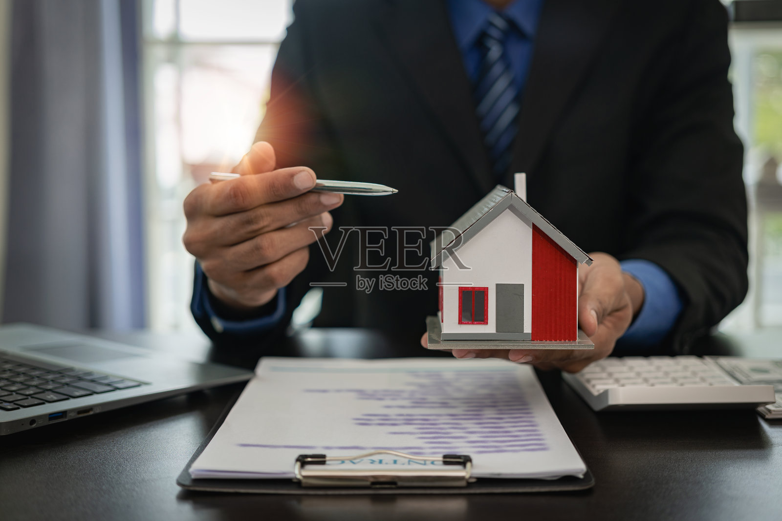 房地产经纪人提供房屋，保险经纪人为客户提供建议，并为客户购买或租赁房屋提供建议。照片摄影图片