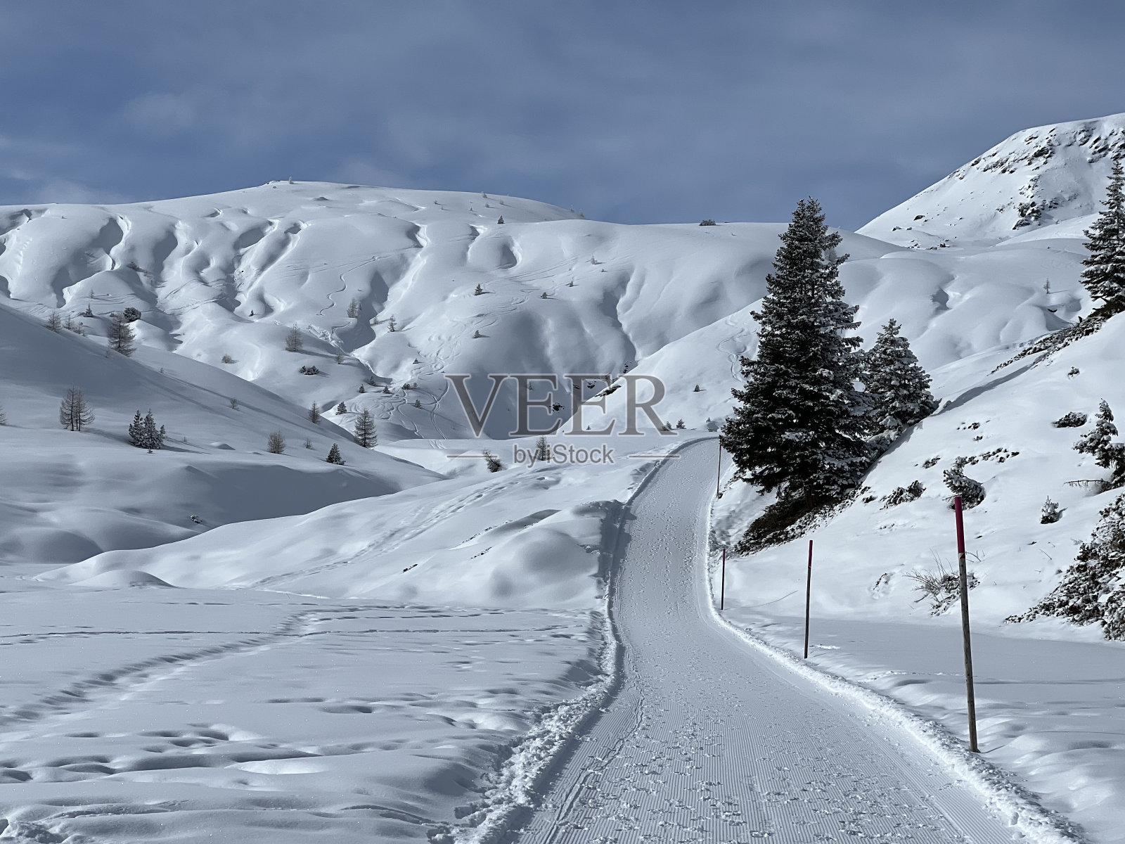 瑞士冬季旅游胜地阿罗萨-瑞士格劳松州(Kanton graubnden，瑞士)的冬季步道，适合步行、远足、运动和娱乐。照片摄影图片