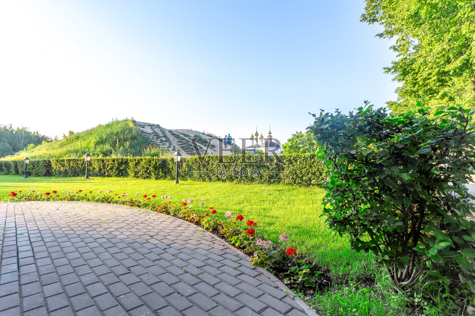 俄罗斯苏兹达尔，金环:在一个温暖的夏夜，俄罗斯古老城市苏兹达尔美丽的街道照片摄影图片