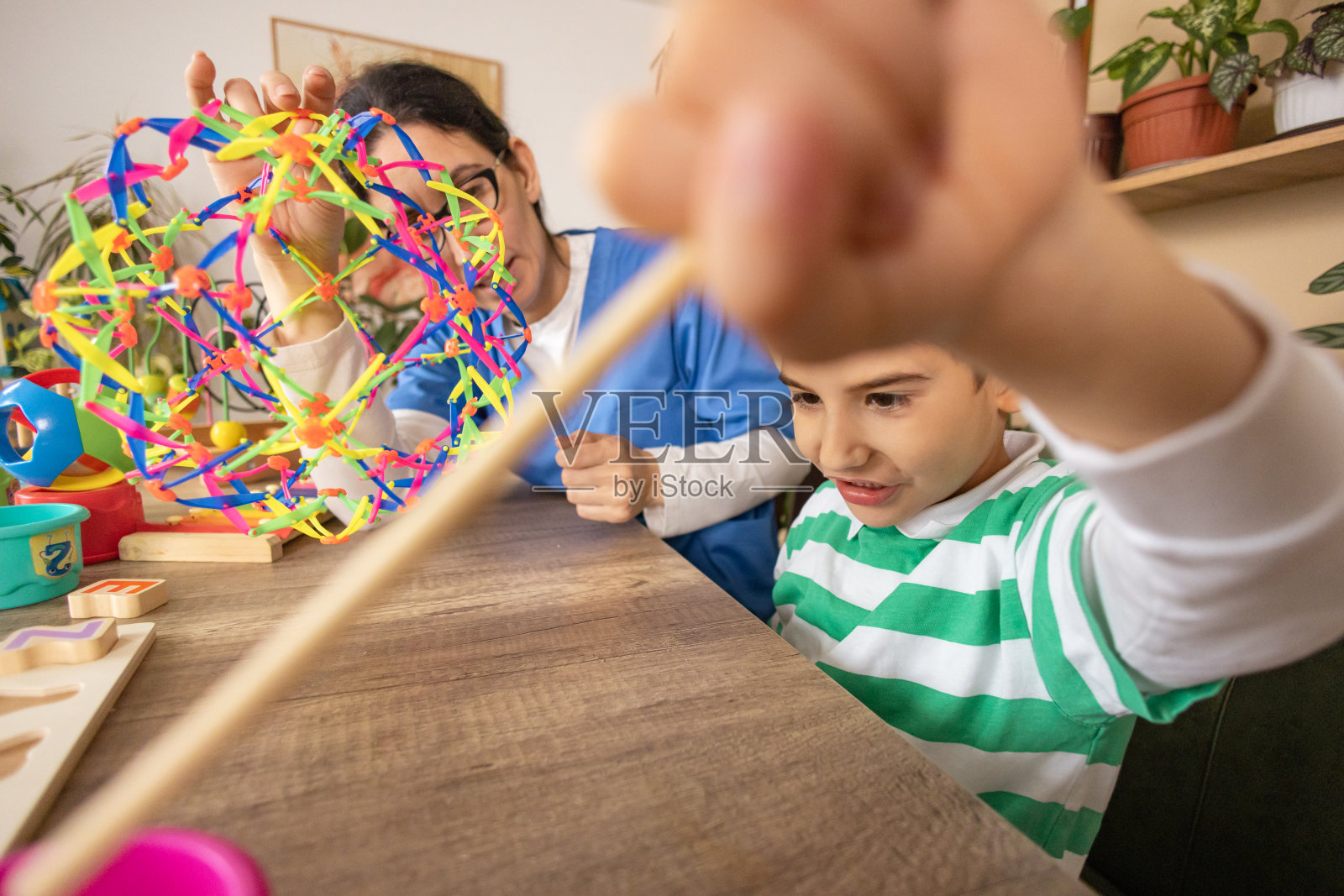 护士用球帮助患有自闭症的男孩照片摄影图片