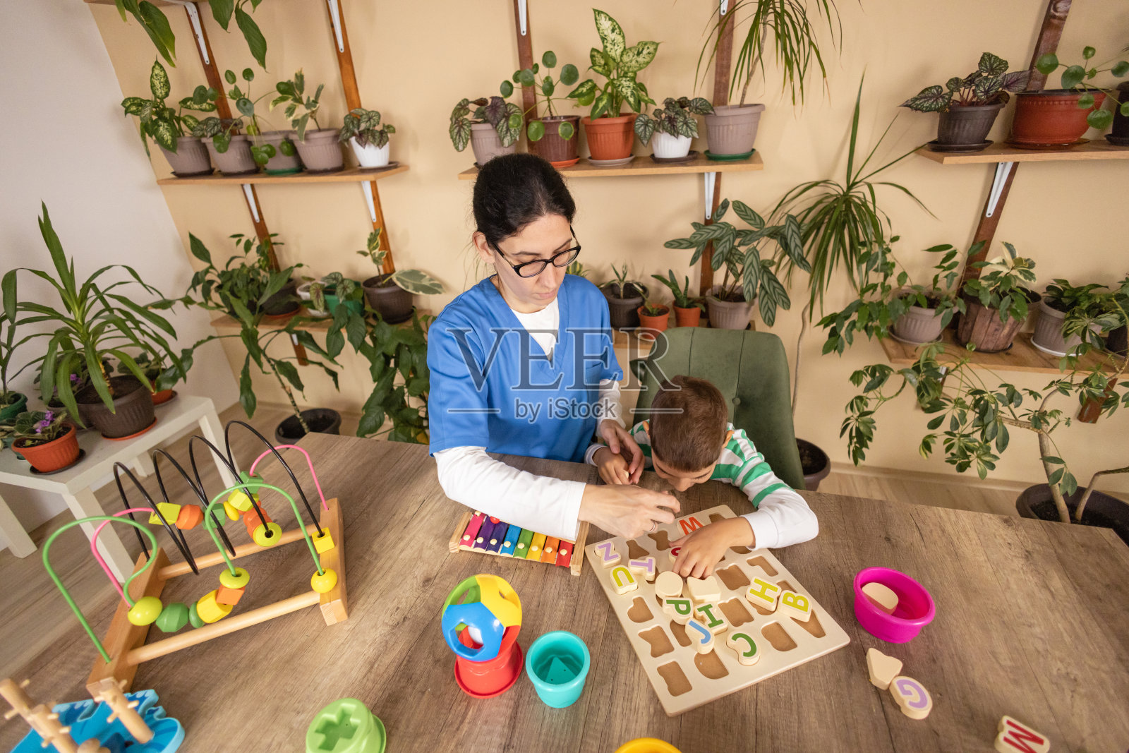 使用字母板进行自闭症治疗照片摄影图片