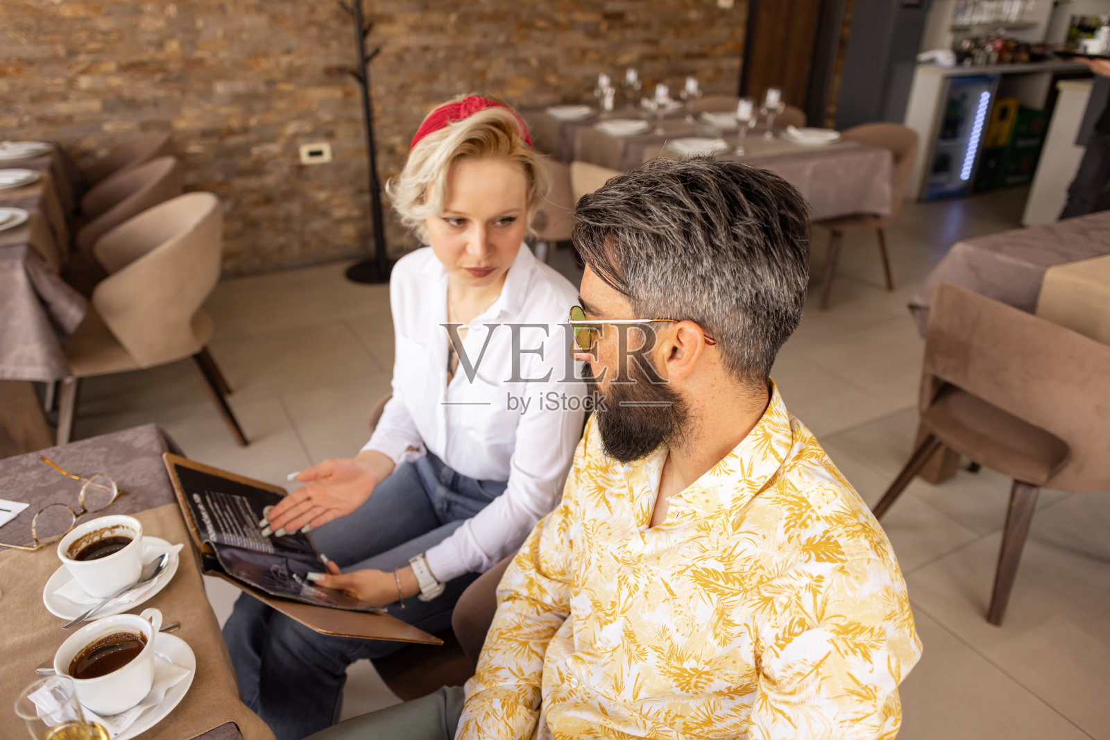 时尚同事外出就餐照片摄影图片