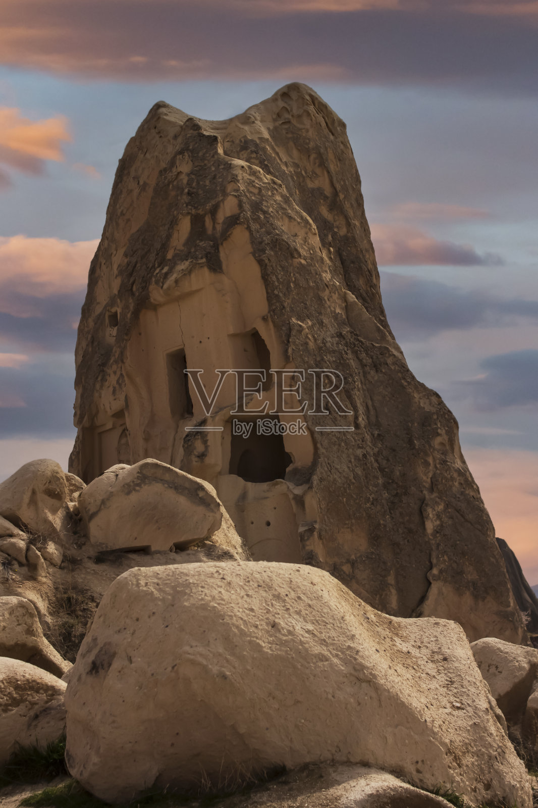 美丽的风景，奇异的山和公寓。砂岩地层。奇特的山脉，石质火山构造。奇异而神奇的景色。卡帕多西亚,土耳其。照片摄影图片